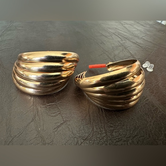 Set of two swirl earrings, gold, and silver - Picture 8 of 14